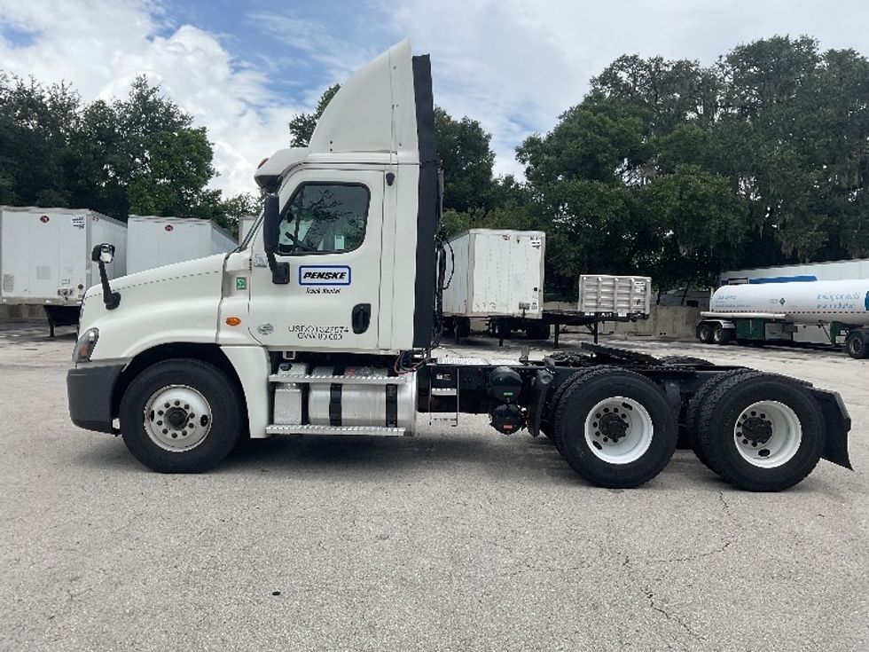 Day Cab Tractor-Heavy Duty Tractors-Freightliner-2020-Cascadia 12564ST-Tampa-FL-481,452\n\t\tmiles-$ 43,000 - Image 4