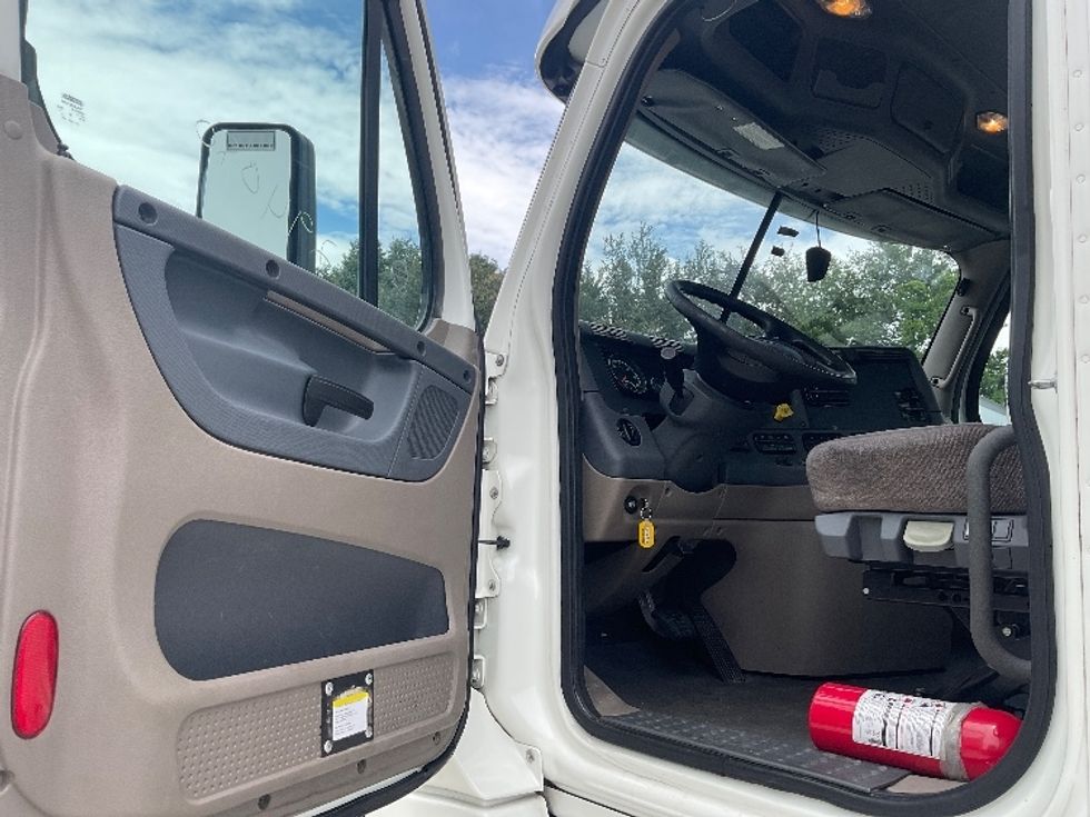 Day Cab Tractor-Heavy Duty Tractors-Freightliner-2020-Cascadia 12564ST-Tampa-FL-481,452\n\t\tmiles-$ 43,000 - Image 9