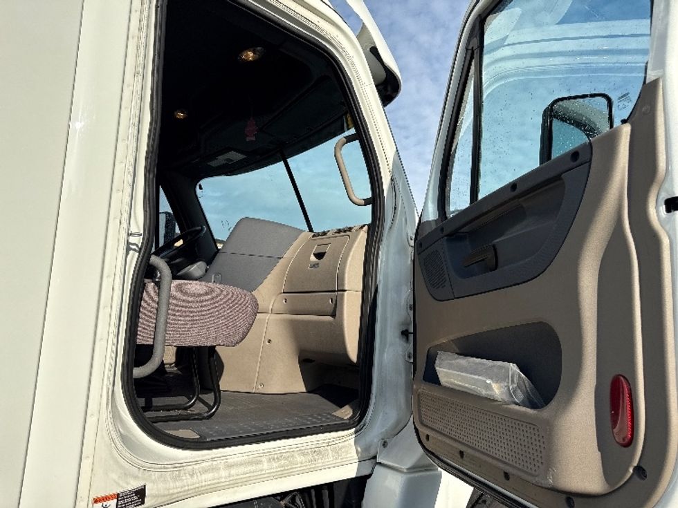 Day Cab Tractor-Heavy Duty Tractors-Freightliner-2020-Cascadia 12564ST-Torrance-CA-109,965\n\t\tmiles-$ 60,000 - Image 11