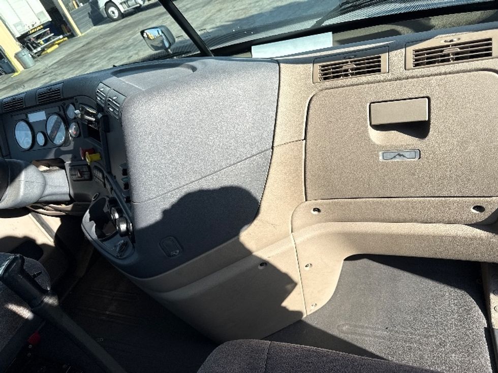 Day Cab Tractor-Heavy Duty Tractors-Freightliner-2020-Cascadia 12564ST-Torrance-CA-109,965\n\t\tmiles-$ 60,000 - Image 12