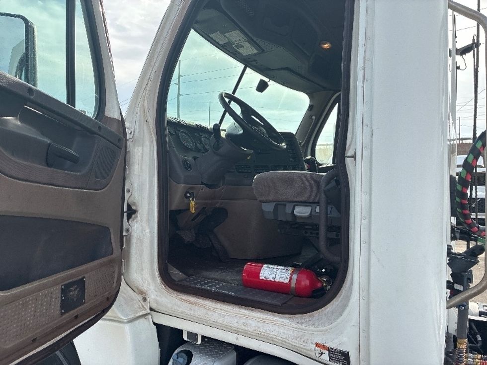 Day Cab Tractor-Heavy Duty Tractors-Freightliner-2020-Cascadia 12564ST-Valparaiso-IN-240,000\n\t\tmiles-$ 61,000 - Image 10