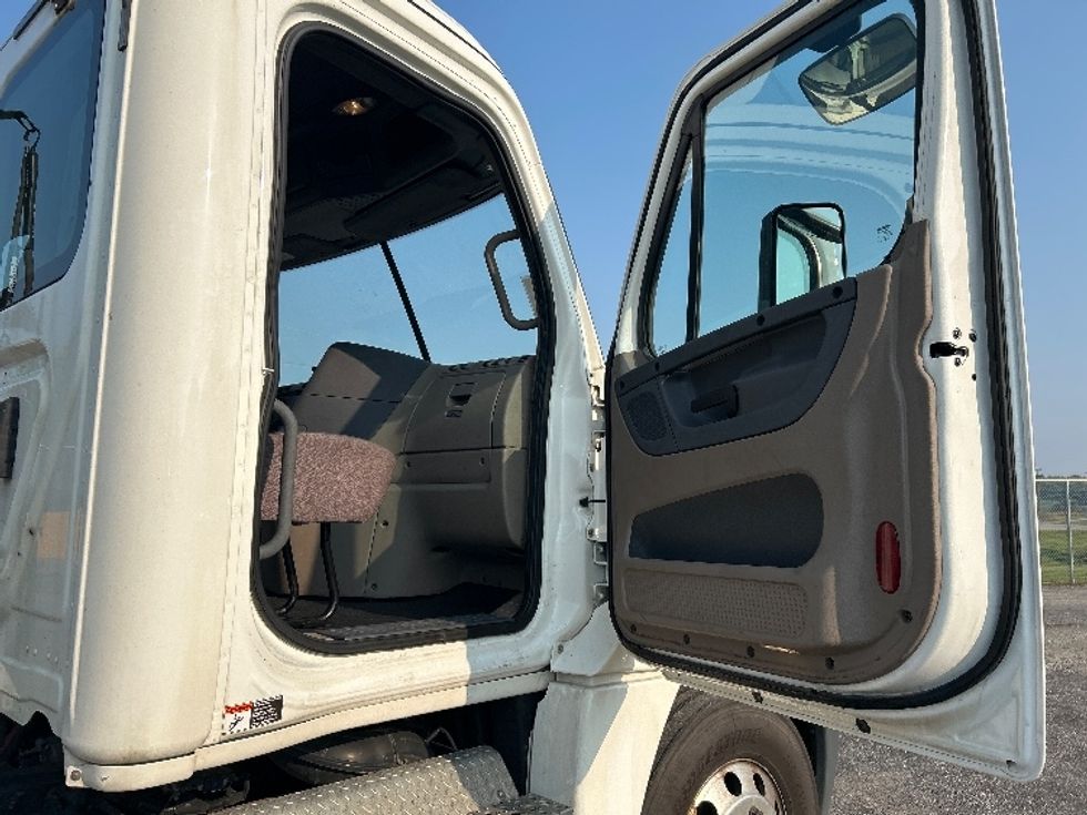 Day Cab Tractor-Heavy Duty Tractors-Freightliner-2020-Cascadia 12564ST-Wabash-IN-637,214\n\t\tmiles-$ 29,750 - Image 12