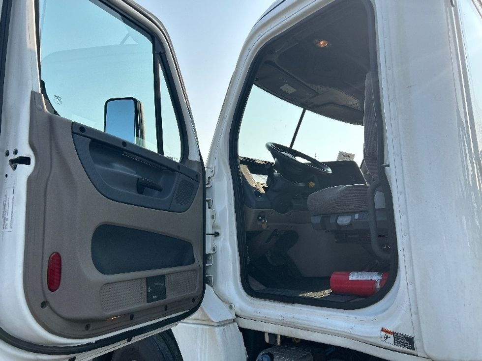 Day Cab Tractor-Heavy Duty Tractors-Freightliner-2020-Cascadia 12564ST-Wabash-IN-637,214\n\t\tmiles-$ 29,750 - Image 9