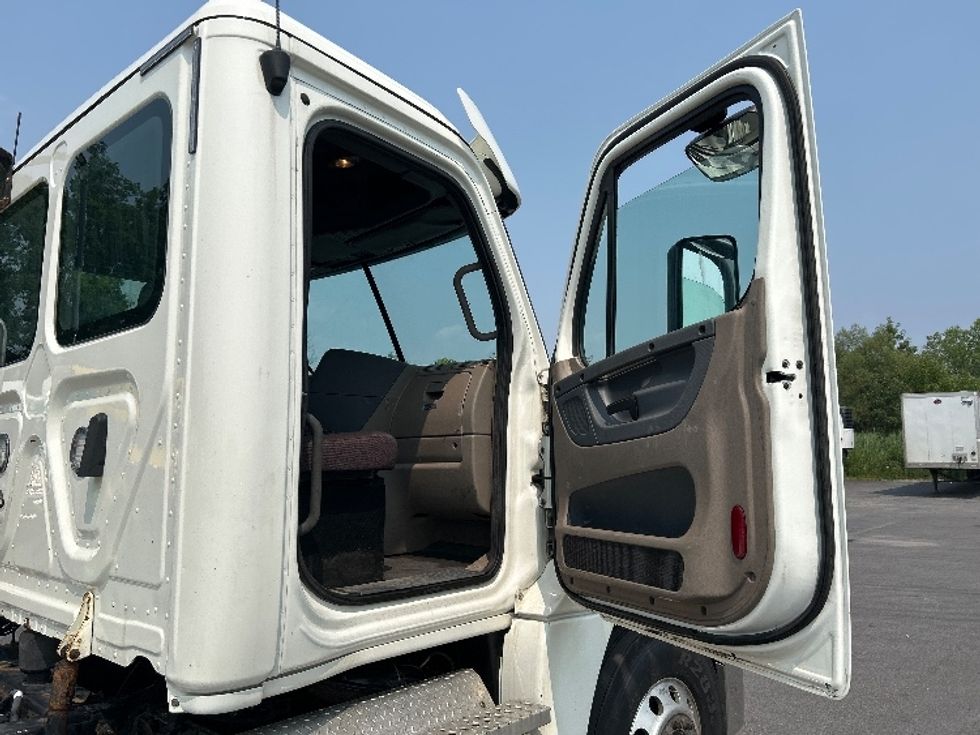 Day Cab Tractor-Heavy Duty Tractors-Freightliner-2020-Cascadia 12564ST-Watertown-NY-269,957\n\t\tmiles-$ 46,250 - Image 12