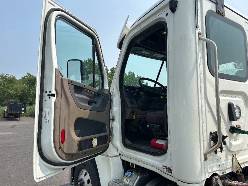 Day Cab Tractor-Heavy Duty Tractors-Freightliner-2020-Cascadia 12564ST-Watertown-NY-269,957\n\t\tmiles-$ 46,250 - Image 9