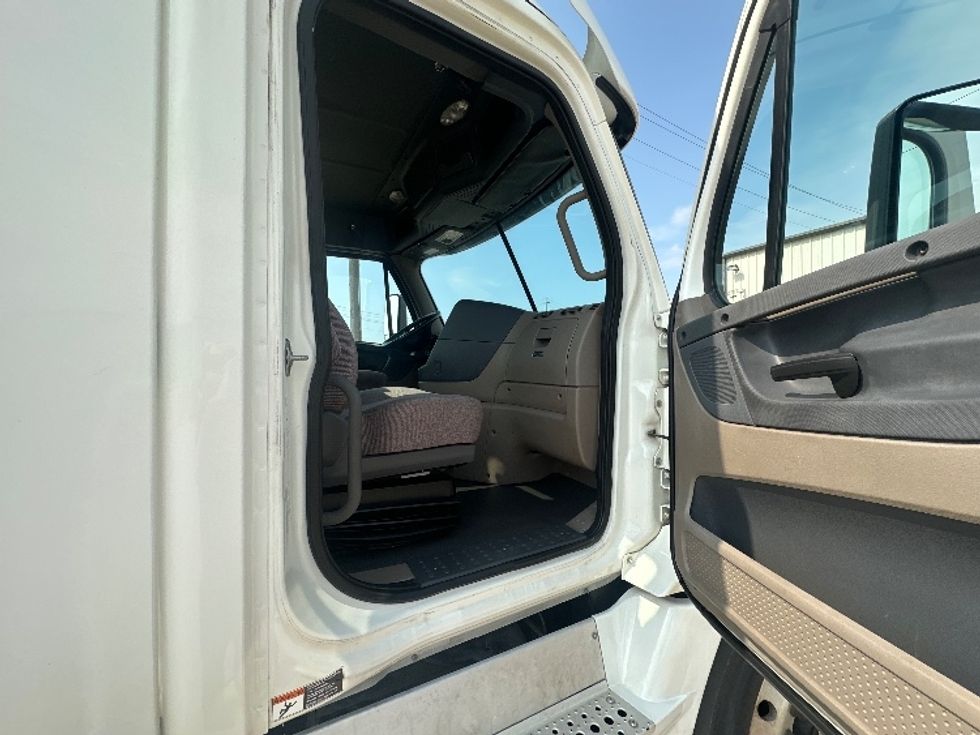 Day Cab Tractor-Heavy Duty Tractors-Freightliner-2020-Cascadia 12564ST-Waxahachie-TX-274,533\n\t\tmiles-$ 60,750 - Image 12