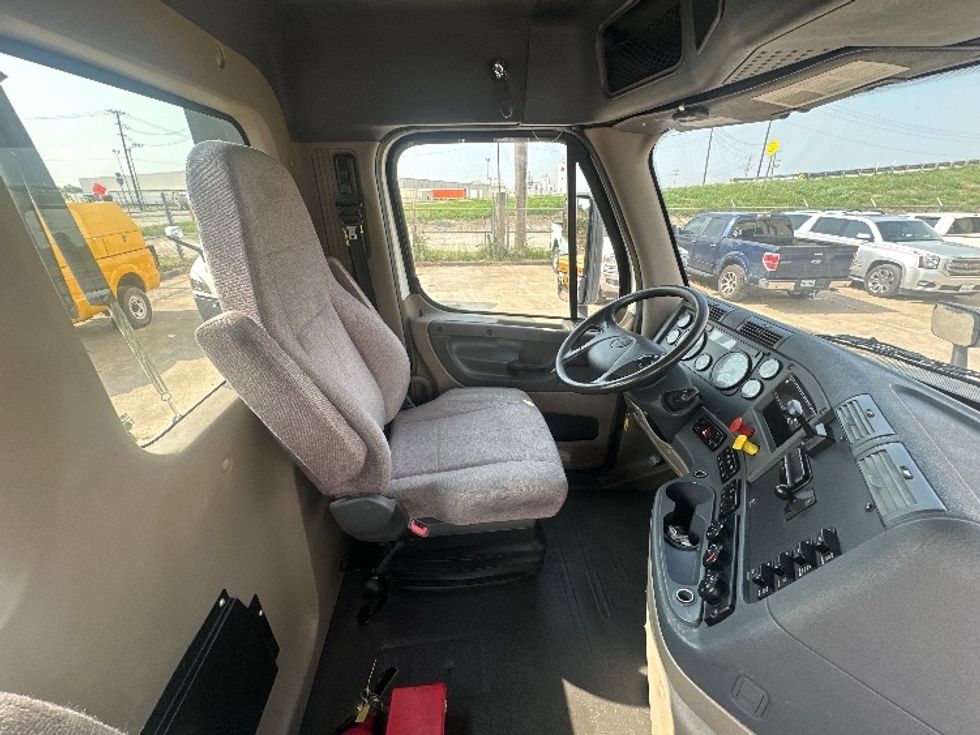 Day Cab Tractor-Heavy Duty Tractors-Freightliner-2020-Cascadia 12564ST-Waxahachie-TX-274,533\n\t\tmiles-$ 60,750 - Image 14