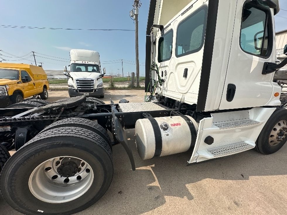 Day Cab Tractor-Heavy Duty Tractors-Freightliner-2020-Cascadia 12564ST-Waxahachie-TX-274,533\n\t\tmiles-$ 60,750 - Image 17