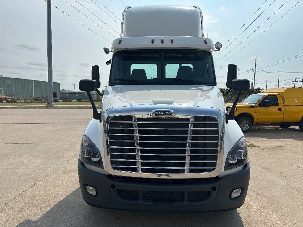 2020 Freightliner Cascadia 125" Sleeper Cab photo 2