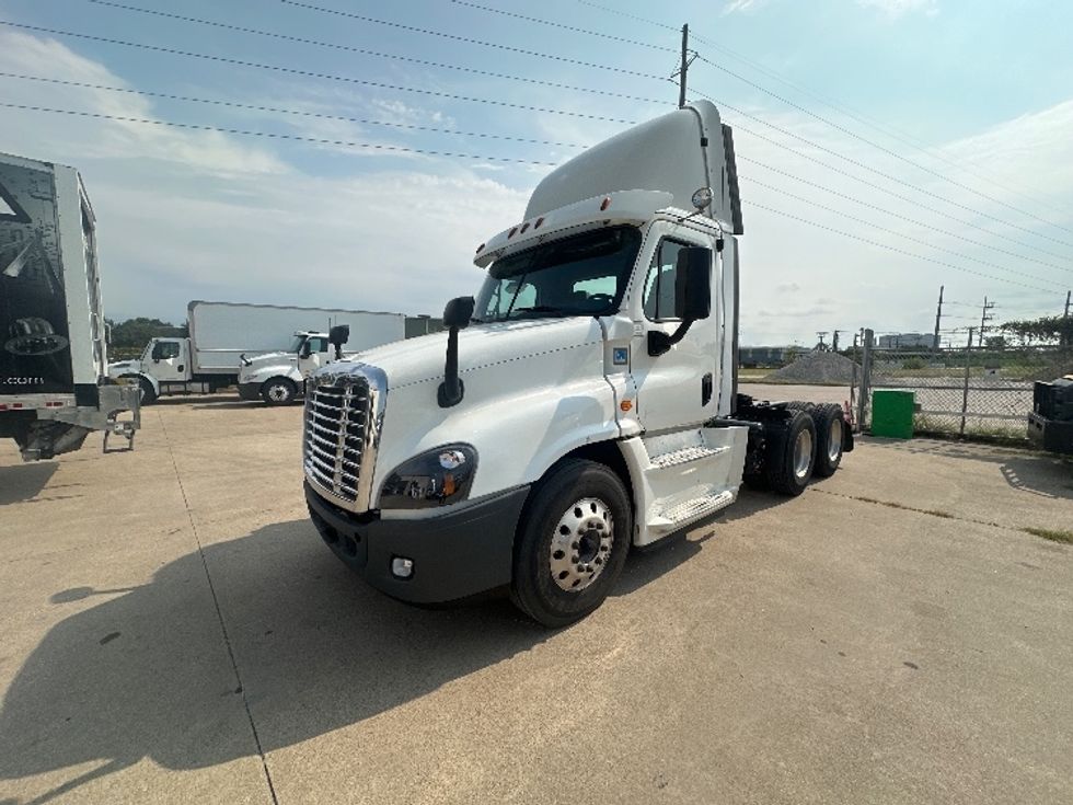 2020 Freightliner Cascadia 125" Sleeper Cab photo 3