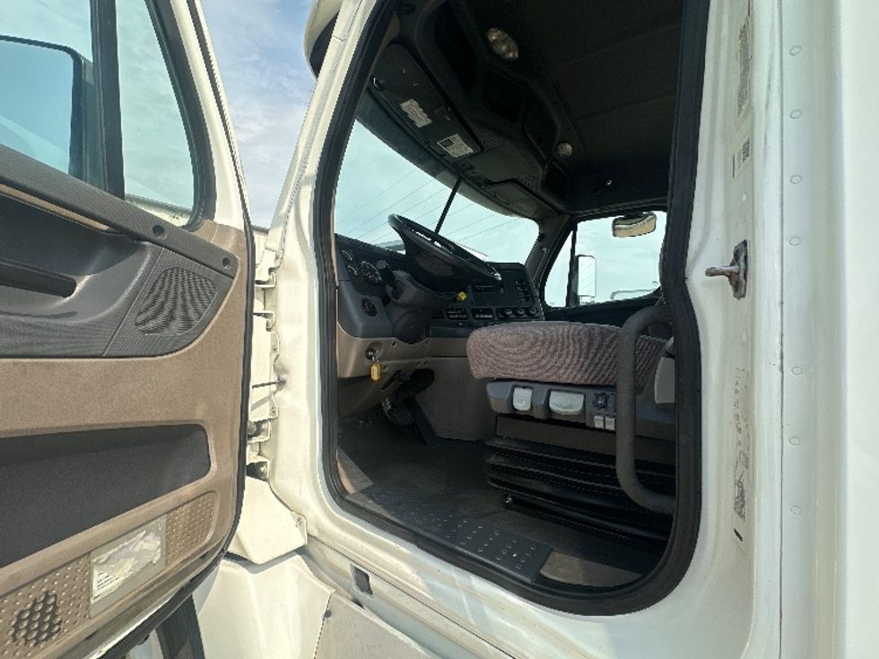 Day Cab Tractor-Heavy Duty Tractors-Freightliner-2020-Cascadia 12564ST-Waxahachie-TX-274,533\n\t\tmiles-$ 60,750 - Image 9