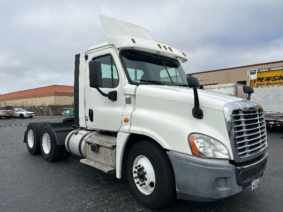 Day Cab Tractor-Heavy Duty Tractors-Freightliner-2020-Cascadia 12564ST-West Sacramento-CA-338,195\n\t\tmiles-$ 48,750 - Image 1