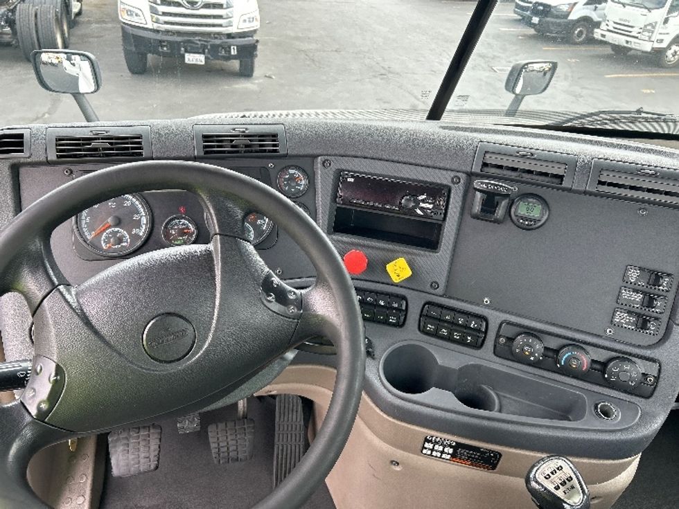 Day Cab Tractor-Heavy Duty Tractors-Freightliner-2020-Cascadia 12564ST-West Sacramento-CA-338,195\n\t\tmiles-$ 48,750 - Image 11