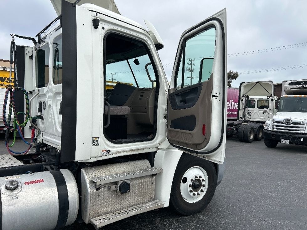 Day Cab Tractor-Heavy Duty Tractors-Freightliner-2020-Cascadia 12564ST-West Sacramento-CA-338,195\n\t\tmiles-$ 48,750 - Image 12
