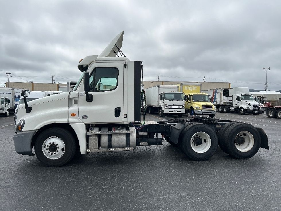 Day Cab Tractor-Heavy Duty Tractors-Freightliner-2020-Cascadia 12564ST-West Sacramento-CA-338,195\n\t\tmiles-$ 48,750 - Image 4