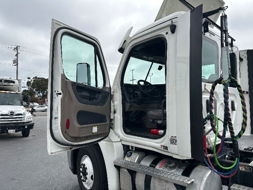 Day Cab Tractor-Heavy Duty Tractors-Freightliner-2020-Cascadia 12564ST-West Sacramento-CA-338,195\n\t\tmiles-$ 48,750 - Image 9