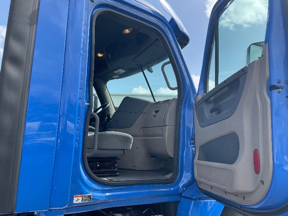 Day Cab Tractor-Heavy Duty Tractors-Freightliner-2020-Cascadia 12564ST-West Sacramento-CA-355,690\n\t\tmiles-$ 55,250 - Image 12