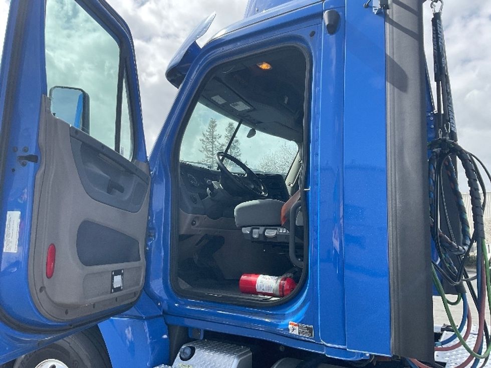 Day Cab Tractor-Heavy Duty Tractors-Freightliner-2020-Cascadia 12564ST-West Sacramento-CA-355,690\n\t\tmiles-$ 55,250 - Image 9