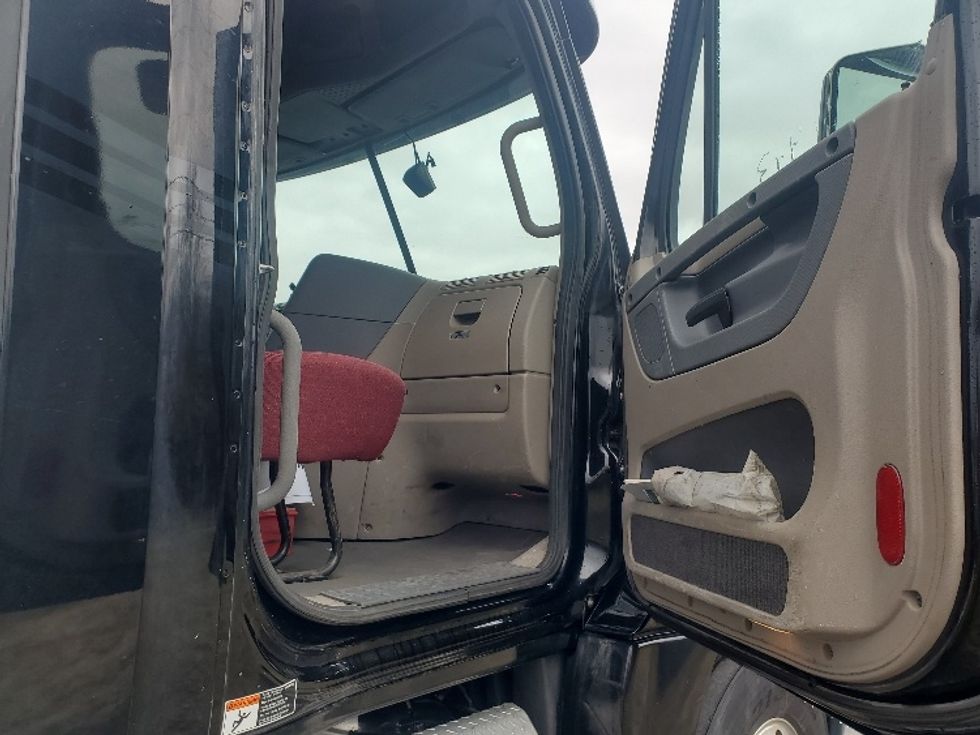 Day Cab Tractor-Heavy Duty Tractors-Freightliner-2020-Cascadia 12564ST-White Deer-PA-324,244\n\t\tmiles-$ 50,000 - Image 12