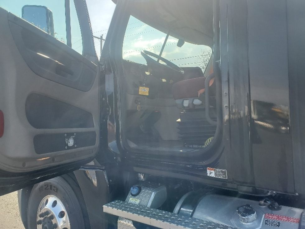 Day Cab Tractor-Heavy Duty Tractors-Freightliner-2020-Cascadia 12564ST-White Deer-PA-378,174\n\t\tmiles-$ 50,000 - Image 9