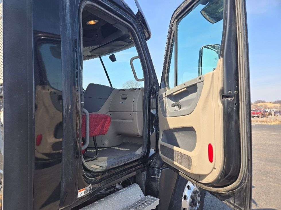 Day Cab Tractor-Heavy Duty Tractors-Freightliner-2020-Cascadia 12564ST-White Deer-PA-473,617\n\t\tmiles-$ 44,000 - Image 12