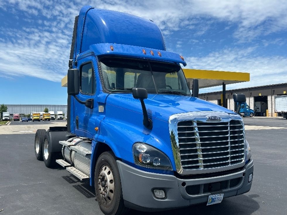 Day Cab Tractor-Heavy Duty Tractors-Freightliner-2020-Cascadia 12564ST-Windsor-WI-252,319\n\t\tmiles-$ 44,500 - Image 1