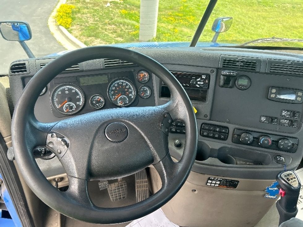 Day Cab Tractor-Heavy Duty Tractors-Freightliner-2020-Cascadia 12564ST-Windsor-WI-252,319\n\t\tmiles-$ 44,500 - Image 11