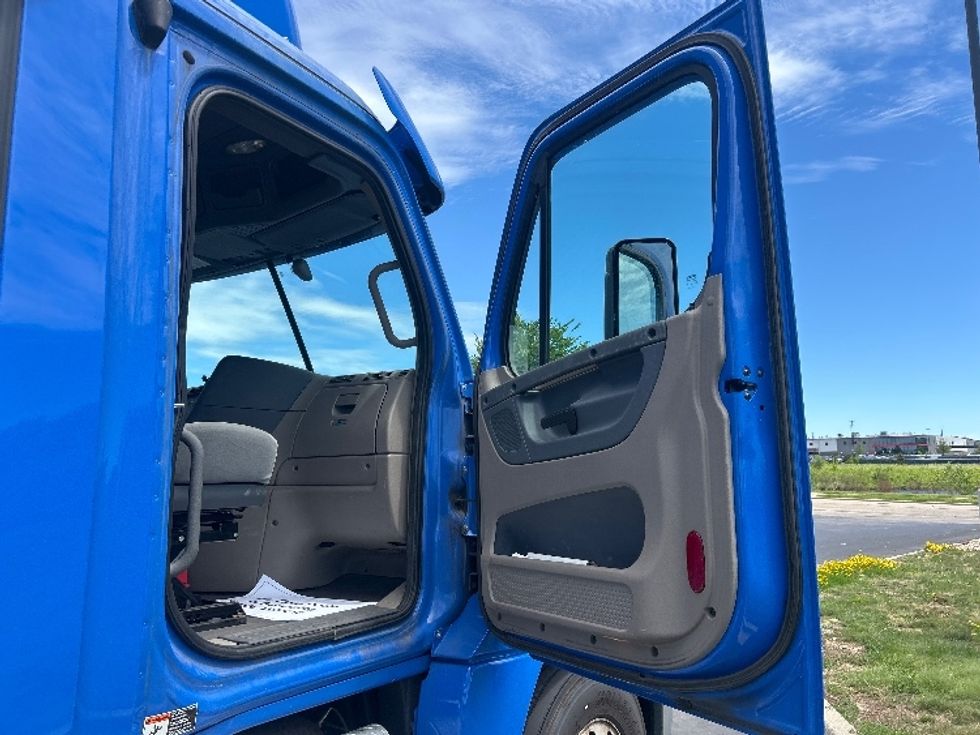 Day Cab Tractor-Heavy Duty Tractors-Freightliner-2020-Cascadia 12564ST-Windsor-WI-252,319\n\t\tmiles-$ 44,500 - Image 12