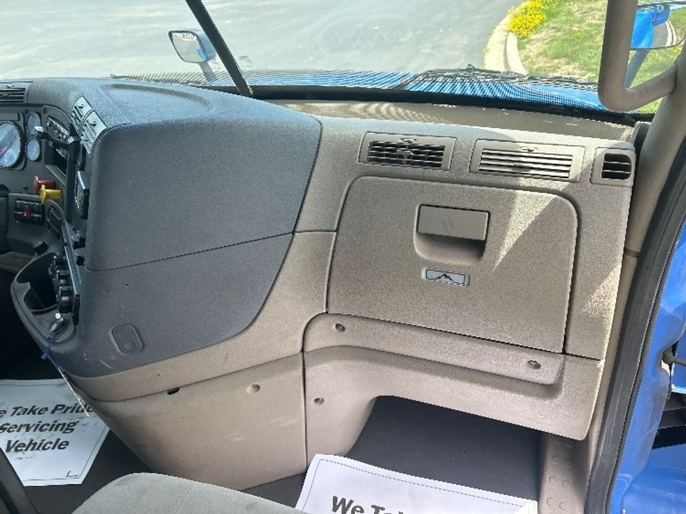Day Cab Tractor-Heavy Duty Tractors-Freightliner-2020-Cascadia 12564ST-Windsor-WI-252,319\n\t\tmiles-$ 44,500 - Image 13