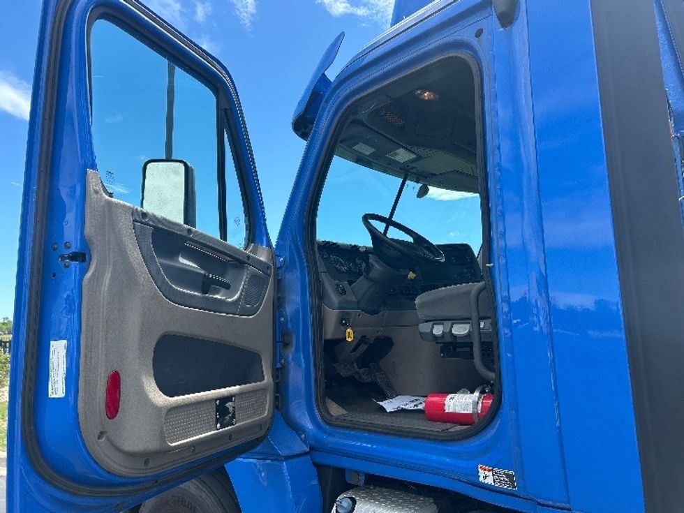 Day Cab Tractor-Heavy Duty Tractors-Freightliner-2020-Cascadia 12564ST-Windsor-WI-252,319\n\t\tmiles-$ 44,500 - Image 9