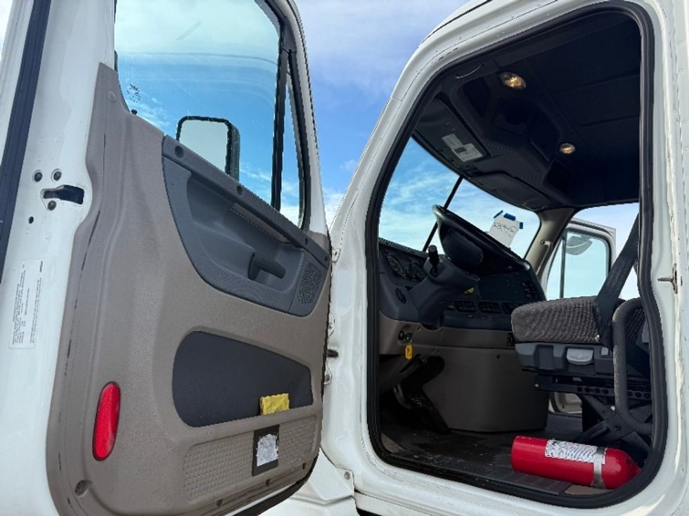 Day Cab Tractor-Heavy Duty Tractors-Freightliner-2020-Cascadia 12564ST-Windsor-WI-384,019\n\t\tmiles-$ 45,500 - Image 10