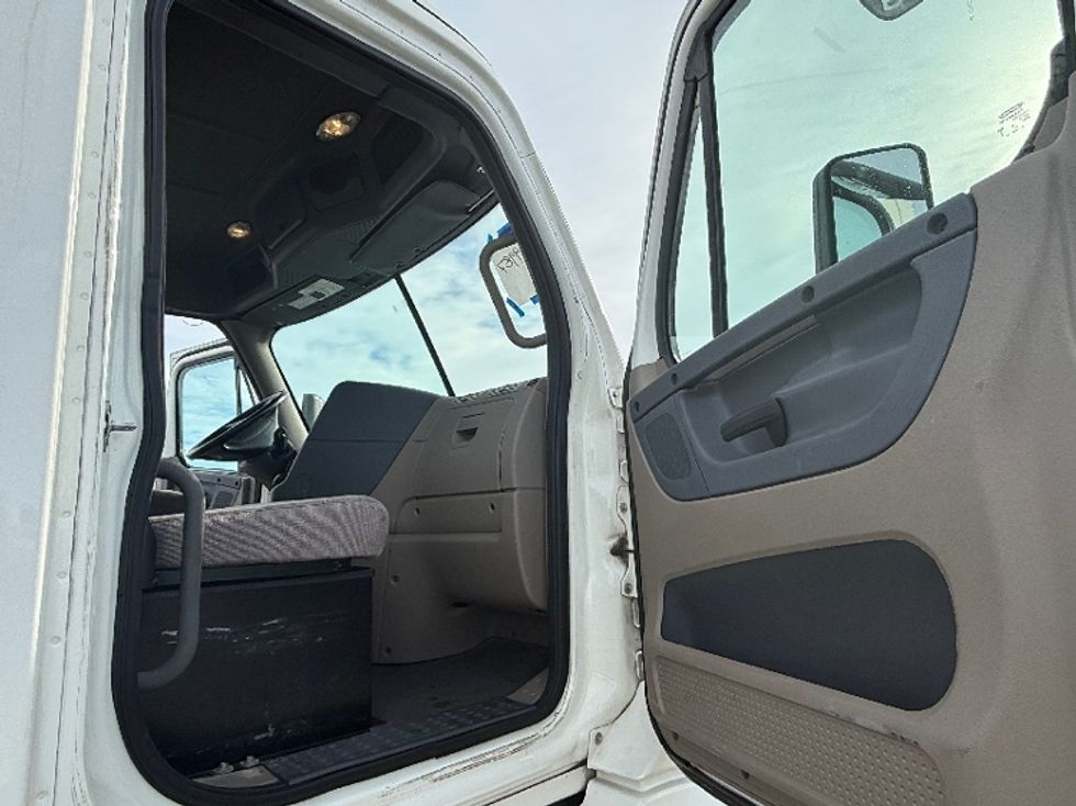 Day Cab Tractor-Heavy Duty Tractors-Freightliner-2020-Cascadia 12564ST-Windsor-WI-384,019\n\t\tmiles-$ 45,500 - Image 12