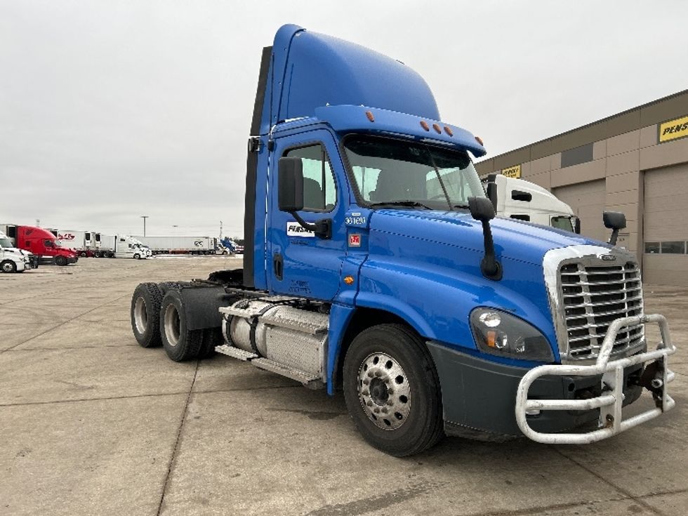 Day Cab Tractor-Heavy Duty Tractors-Freightliner-2020-Cascadia 12564ST-Windsor-WI-389,535\n\t\tmiles-$ 61,250 - Image 1
