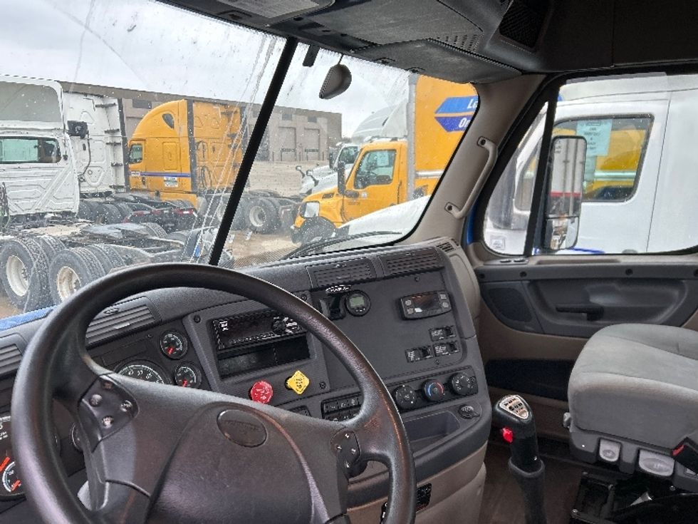 Day Cab Tractor-Heavy Duty Tractors-Freightliner-2020-Cascadia 12564ST-Windsor-WI-389,535\n\t\tmiles-$ 61,250 - Image 10