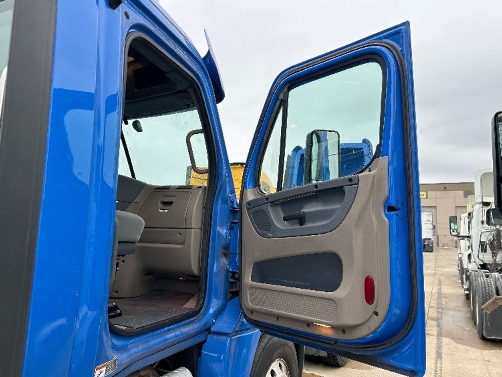 Day Cab Tractor-Heavy Duty Tractors-Freightliner-2020-Cascadia 12564ST-Windsor-WI-389,535\n\t\tmiles-$ 61,250 - Image 12