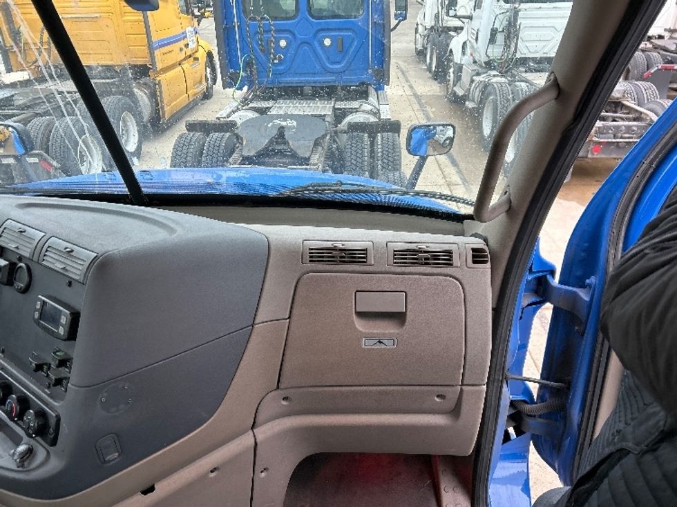 Day Cab Tractor-Heavy Duty Tractors-Freightliner-2020-Cascadia 12564ST-Windsor-WI-389,535\n\t\tmiles-$ 61,250 - Image 13