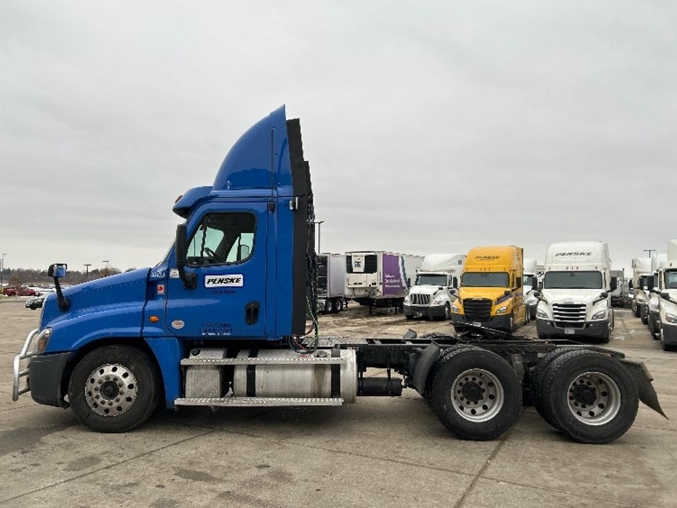 Day Cab Tractor-Heavy Duty Tractors-Freightliner-2020-Cascadia 12564ST-Windsor-WI-389,535\n\t\tmiles-$ 61,250 - Image 4