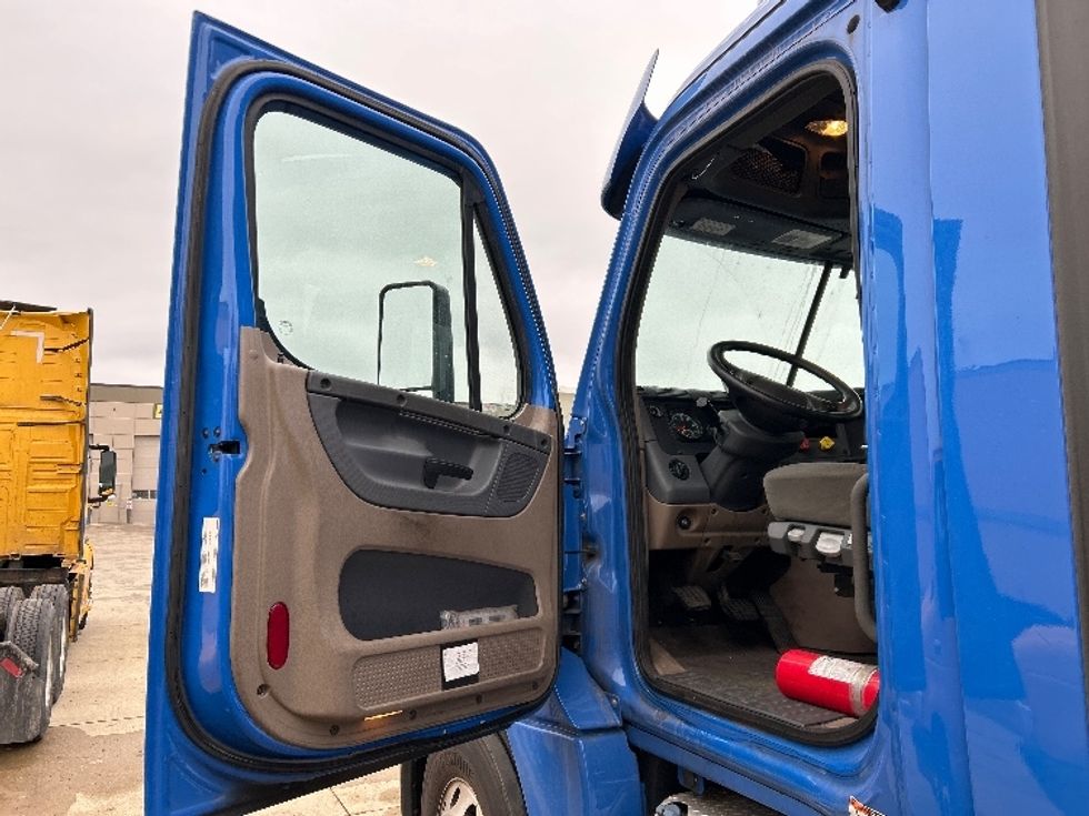 Day Cab Tractor-Heavy Duty Tractors-Freightliner-2020-Cascadia 12564ST-Windsor-WI-389,535\n\t\tmiles-$ 61,250 - Image 9