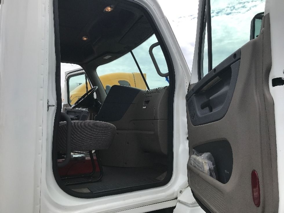 Day Cab Tractor-Heavy Duty Tractors-Freightliner-2020-Cascadia 12564ST-Windsor-WI-542,971\n\t\tmiles-$ 31,500 - Image 12