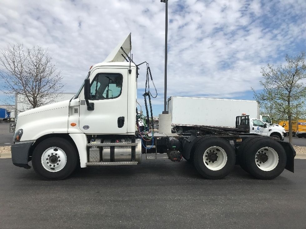 Day Cab Tractor-Heavy Duty Tractors-Freightliner-2020-Cascadia 12564ST-Windsor-WI-542,971\n\t\tmiles-$ 31,500 - Image 4