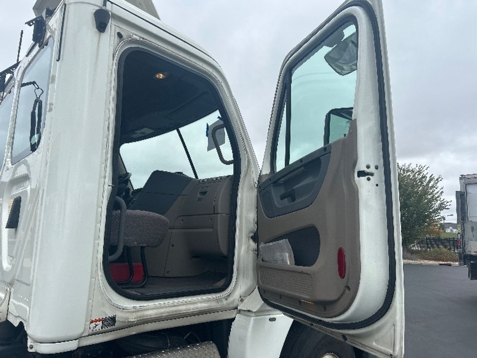 Day Cab Tractor-Heavy Duty Tractors-Freightliner-2020-Cascadia 12564ST-Windsor-WI-634,103\n\t\tmiles-$ 29,750 - Image 12