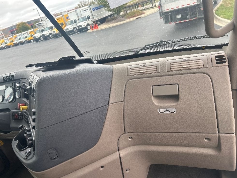 Day Cab Tractor-Heavy Duty Tractors-Freightliner-2020-Cascadia 12564ST-Windsor-WI-634,103\n\t\tmiles-$ 29,750 - Image 13