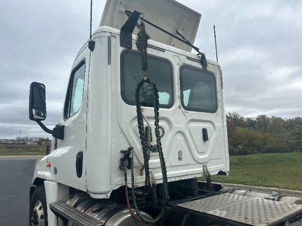 Day Cab Tractor-Heavy Duty Tractors-Freightliner-2020-Cascadia 12564ST-Windsor-WI-634,103\n\t\tmiles-$ 29,750 - Image 17
