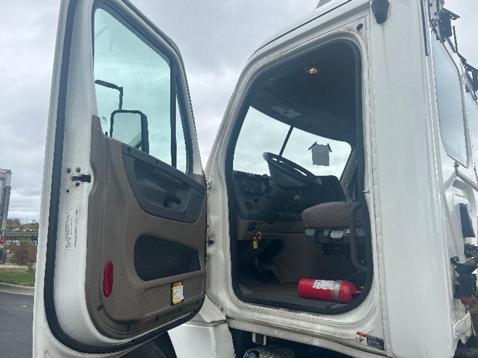 Day Cab Tractor-Heavy Duty Tractors-Freightliner-2020-Cascadia 12564ST-Windsor-WI-634,103\n\t\tmiles-$ 29,750 - Image 9