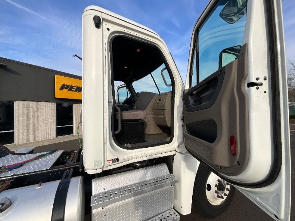 Day Cab Tractor-Heavy Duty Tractors-Freightliner-2020-Cascadia 12584ST-Clackamas-OR-265,438\n\t\tmiles-$ 69,000 - Image 12