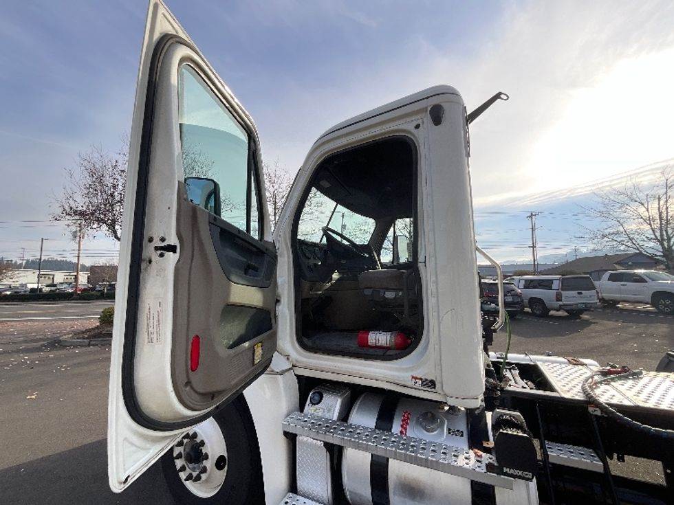 Day Cab Tractor-Heavy Duty Tractors-Freightliner-2020-Cascadia 12584ST-Clackamas-OR-265,438\n\t\tmiles-$ 69,000 - Image 9