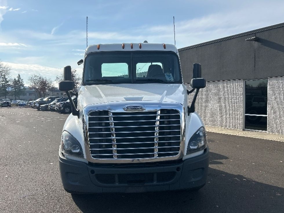 2020 Freightliner Cascadia 125" Sleeper Cab photo 2