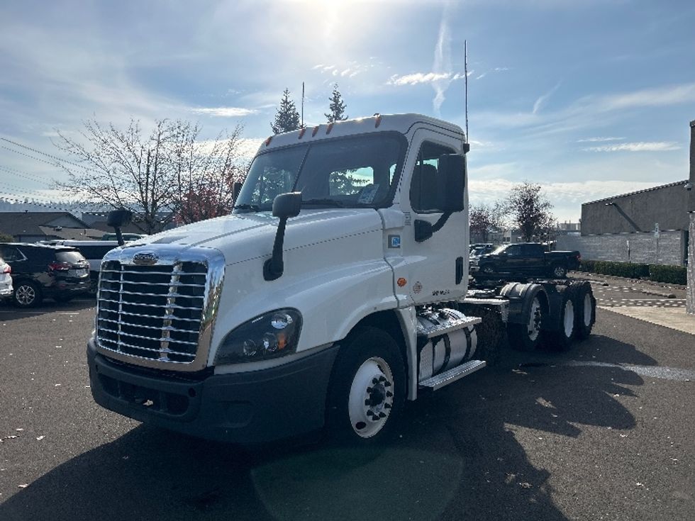 2020 Freightliner Cascadia 125" Sleeper Cab photo 3