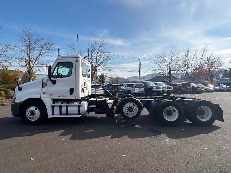 2020 Freightliner Cascadia 125" Sleeper Cab photo 4