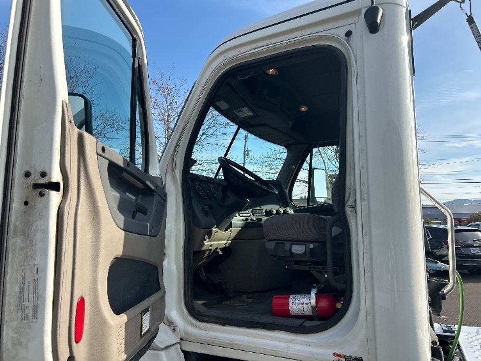 Day Cab Tractor-Heavy Duty Tractors-Freightliner-2020-Cascadia 12584ST-Clackamas-OR-311,047\n\t\tmiles-$ 66,500 - Image 9